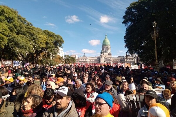Митинг работников на площади Конгресо с осуждением массовых увольнений и сокращений бюджета