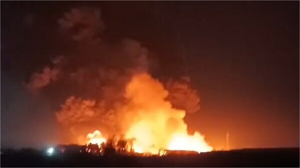 Крупный пожар на промышленном объекте в Эсейсе