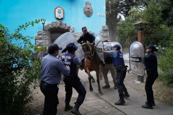 Violent Confrontation at El Bolsón Police Station