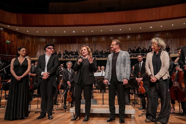 Pimpinela Honored in Concert After 40 Years