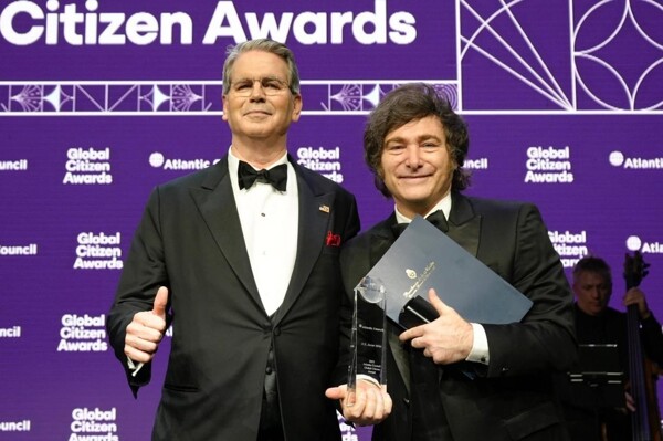 США отменили визит казначея в Аргентину из-за Милеи