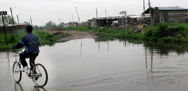 В Тукумане из-за сильных дождей приостановлены занятия в школах