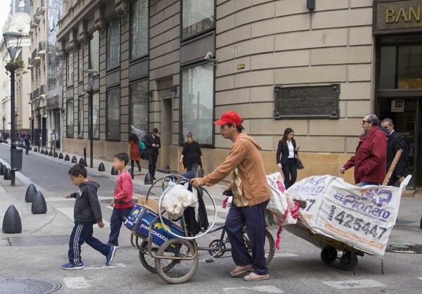 Argentina's Poverty Rate Drops to 36% Under Milei