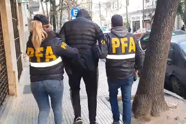 Хирург-педиатр приговорен к 10 годам тюрьмы за запрос сексуальных фотографий от пациентки