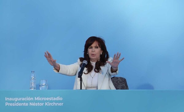 Кристина Киршнер критикует Закон об Омнибусе в Аргентине