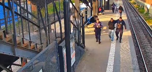 Жестокая атака, запечатленная на камерах видеонаблюдения на станции поезда Сан-Антонио-де-Падуа