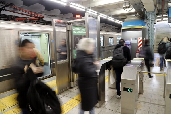 布宜诺斯艾利斯地铁站引发火灾