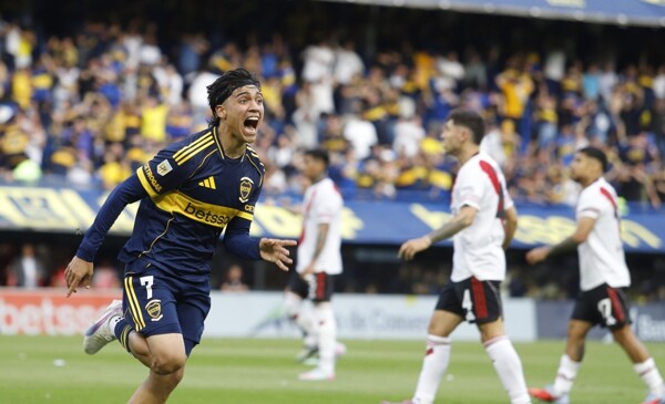 Себальлов забивает гол в Суперкласико