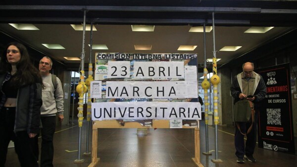 Митинг против сокращения бюджета в университетах Аргентины достигает Пласа-де-Майо