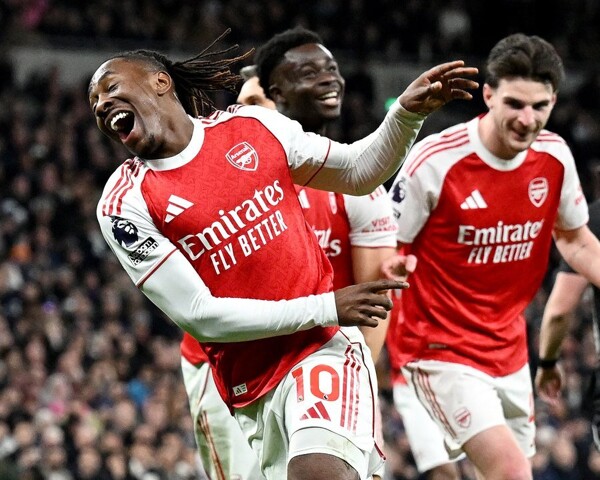 Арсенал принимает Эвертон в борьбе за титул Премьер-лиги