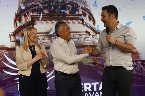 «Либертад Аванса» побеждает на выборах в Мендосе