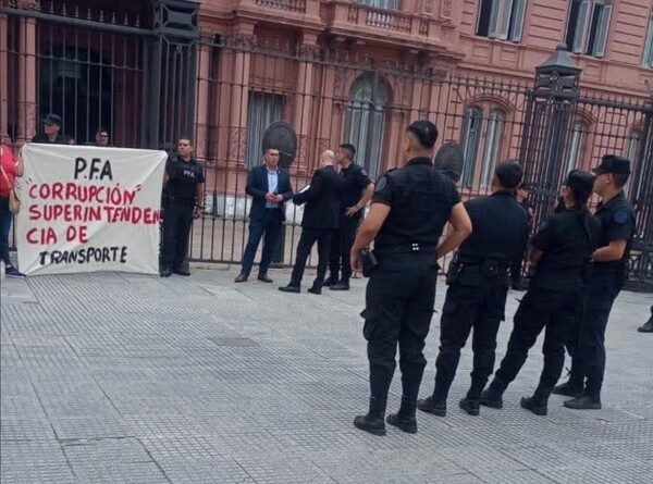 Argentine Federal Police Officer Handcuffs Himself to Casa Rosada in Protest