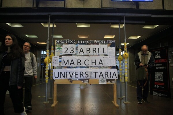 Массовая студенческая протестная акция в Буэнос-Айресе против сокращения бюджета