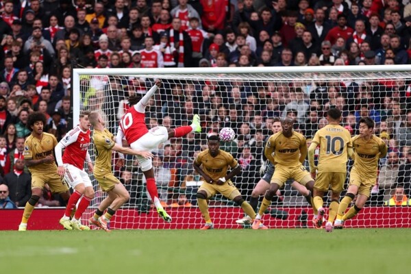 Arsenal Maintains Premier League Lead with Narrow Victory Over Crystal Palace