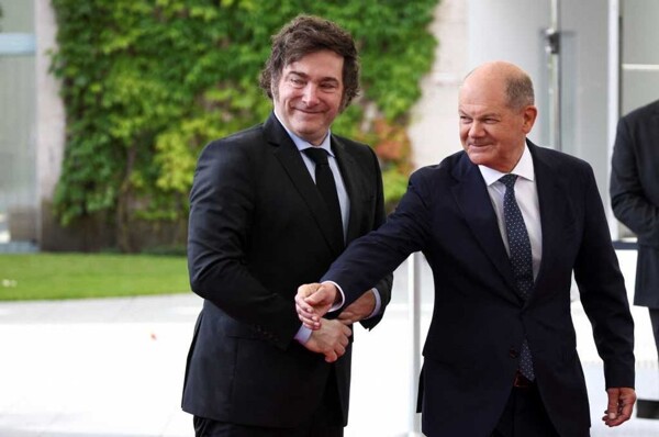 Президент Аргентины Хавьер Милей критикует испанского премьер-министра Педро Санчеса во время визита в Германию