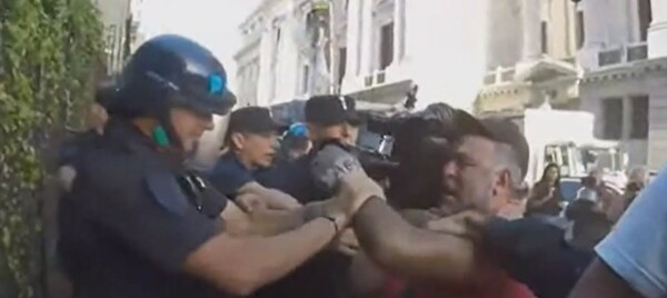 Камермен A24 атакован полицией во время протестов в Конгрессе Аргентины
