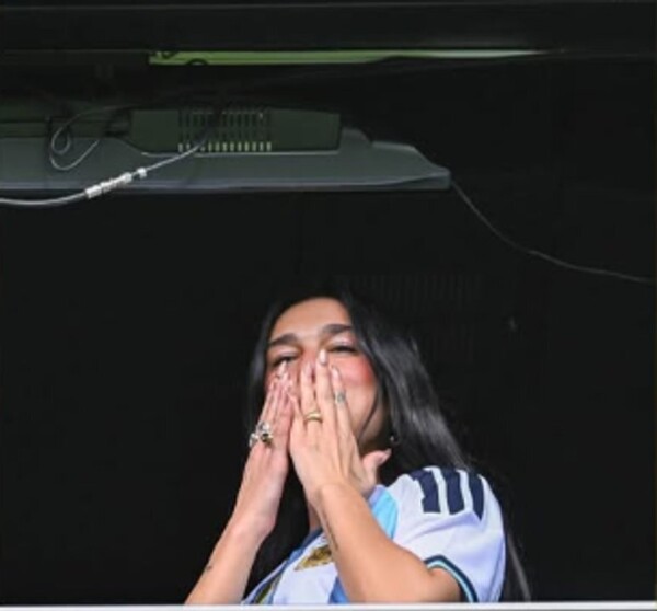 Дуа Липа посетила легендарный ресторан в Буэнос-Айсе