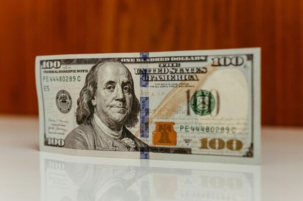 Официальный доллар в Аргентине стабилизировался на уровне $992,5