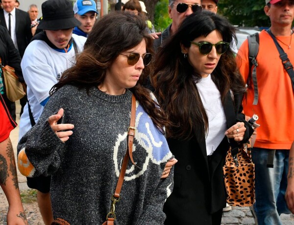 Макри критикует Марадону, вызывая гнев его дочерей