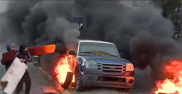 Водители доставки поджигают автомобили во время протеста в Трес-де-Фебреро