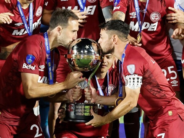 Нападающий «Лануса» Лаутаро Акоста завершил карьеру