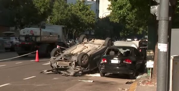 Три автомобиля столкнулись в Буэнос-Айсе, двое пострадали