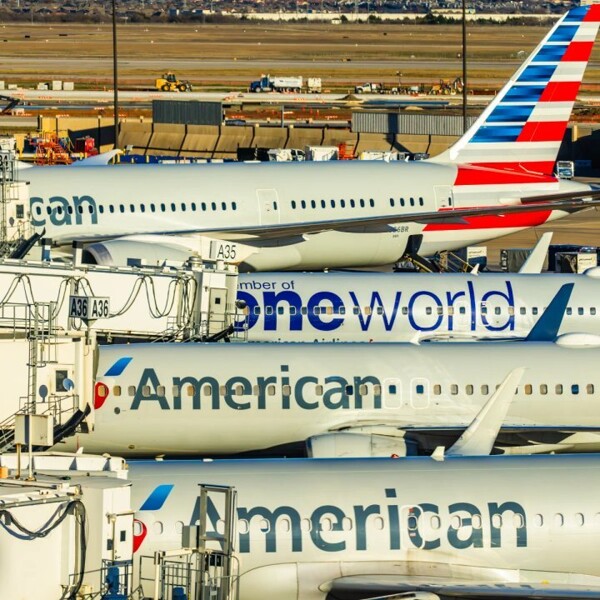 Застрявшие путешественники из-за отмен рейсов American Airlines