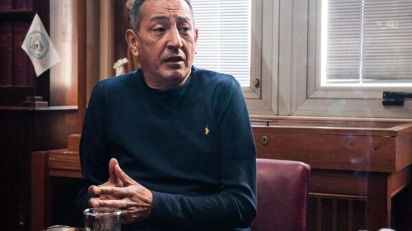 Argentina holds talks to prevent train machinists' strike