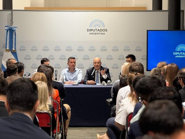 Sturzenegger meets with La Libertad Avanza bloc in the Chamber of Deputies