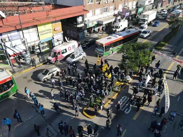 Водители автобусов протестуют против соглашения о зарплате в Пуэнте-Сааведра