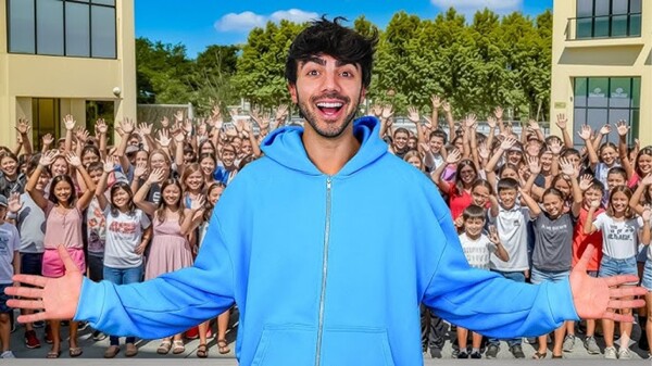 Феде Вьевани объявляет о финале своего шоу на стадионе Велес