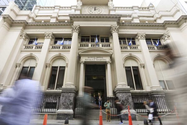 Argentina's Central Bank Faces International Reserve Decline