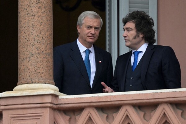 Argentine President holds first meeting with Chilean leader