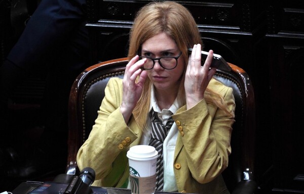 Striking image of Lilia Lemoine during debate