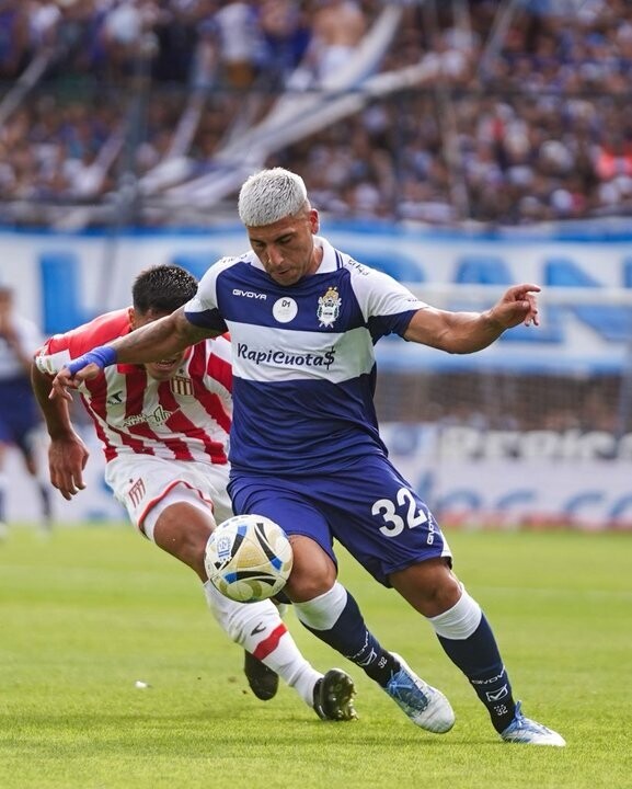 经典对决：体操队竞技队在拉普拉塔