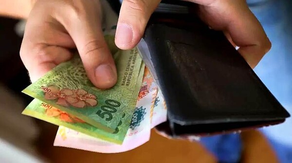 В Аргентине объявили о последовательном повышении минимальной зарплаты