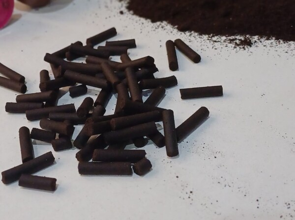 Кооператив в Бенавидес преобразует отходы от кофе в калорийные гранулы