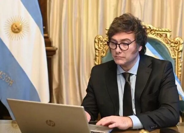 Президент Аргентины Хавьер Милей взаимодействует со своими последователями, обсуждая политику и спорт