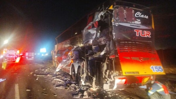 Choque de micro y camión en Argentina