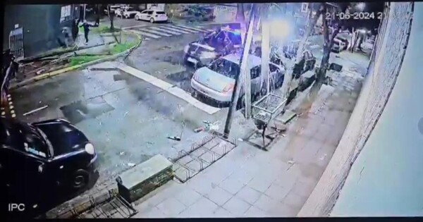 Полицейская патрульная машина наехала на группу молодых людей в Висенте-Лопесе