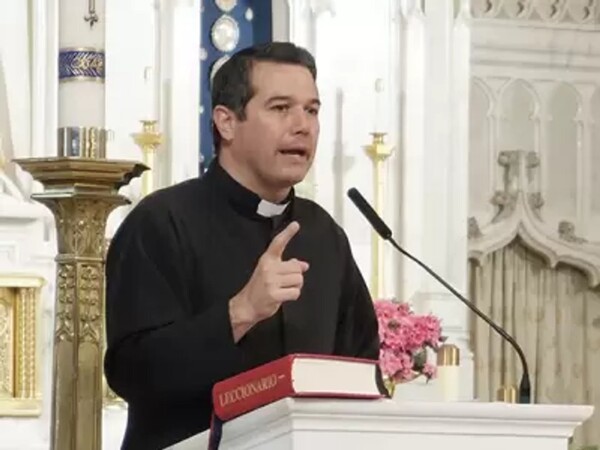 Священник исключен из епархии из-заcontroversial встречи