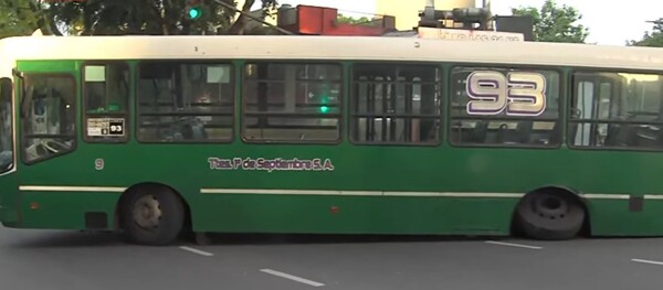 Автобус в Буэнос-Айресе потерял колеса и заблокировал улицу