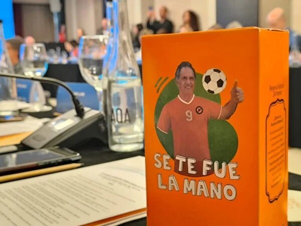 Секретарь по туризму Аргентины раздал брендированный травяной чай со своим прозвищем