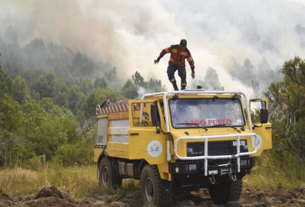 Incendio forestal en Parque Nacional Los Alerces