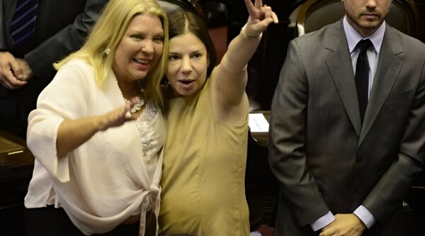 埃莉莎·卡里奥向同事桑德拉·门多萨告别