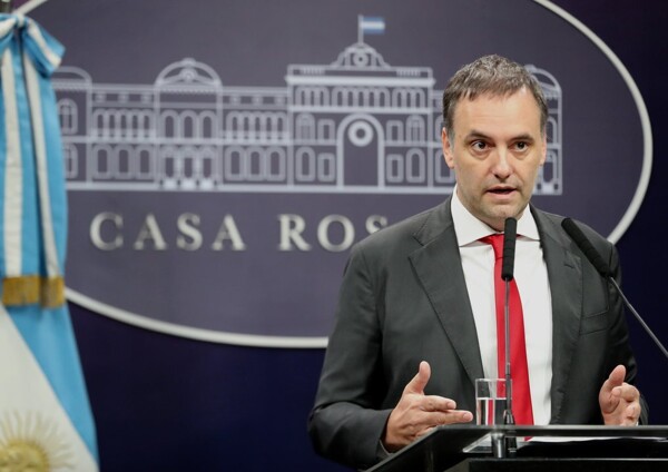 Argentine Chief of Cabinet Appoints Trusted Officials to Key Posts