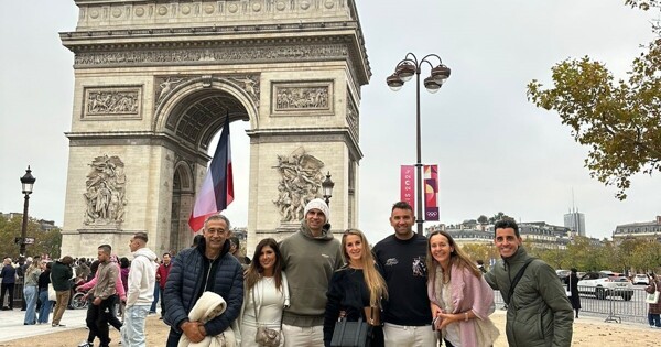 Argentine Goalkeeper Celebrates Nomination at Arc de Triomphe