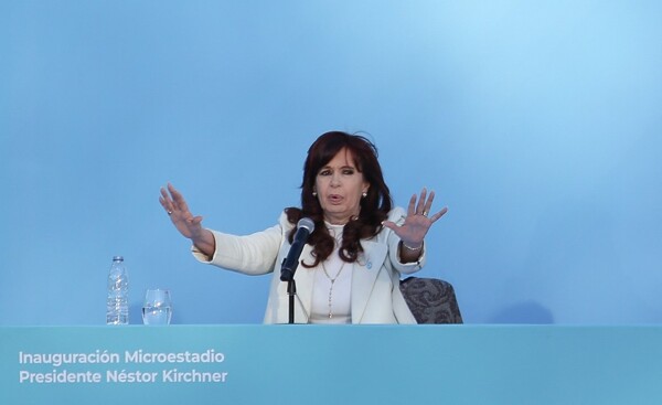 Кристина Киршнер критикует президента Милей за распределение продовольствия