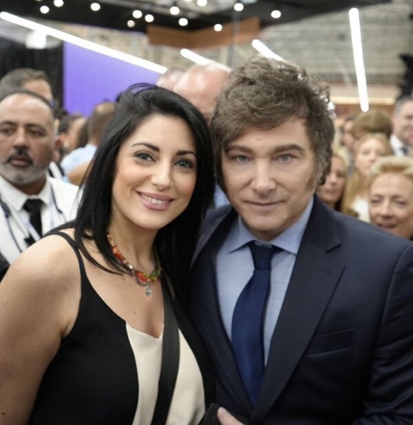 朱利安娜桑蒂尔安 走红 | Ours Abroad News