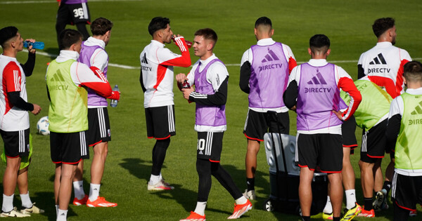 Новые футболисты River Plate выбирают свои номера майек
